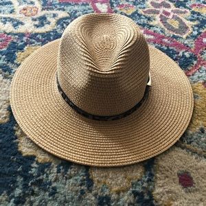 Ladies paper straw hat with narrow leopard-print decorative band. One size NWOT